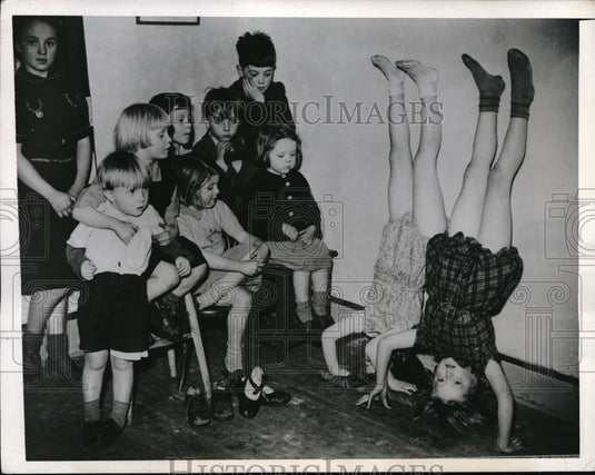 1944 Press Photo Maureen Dwyer & Rose Iles Standing on Head, English Children - Historic Images
