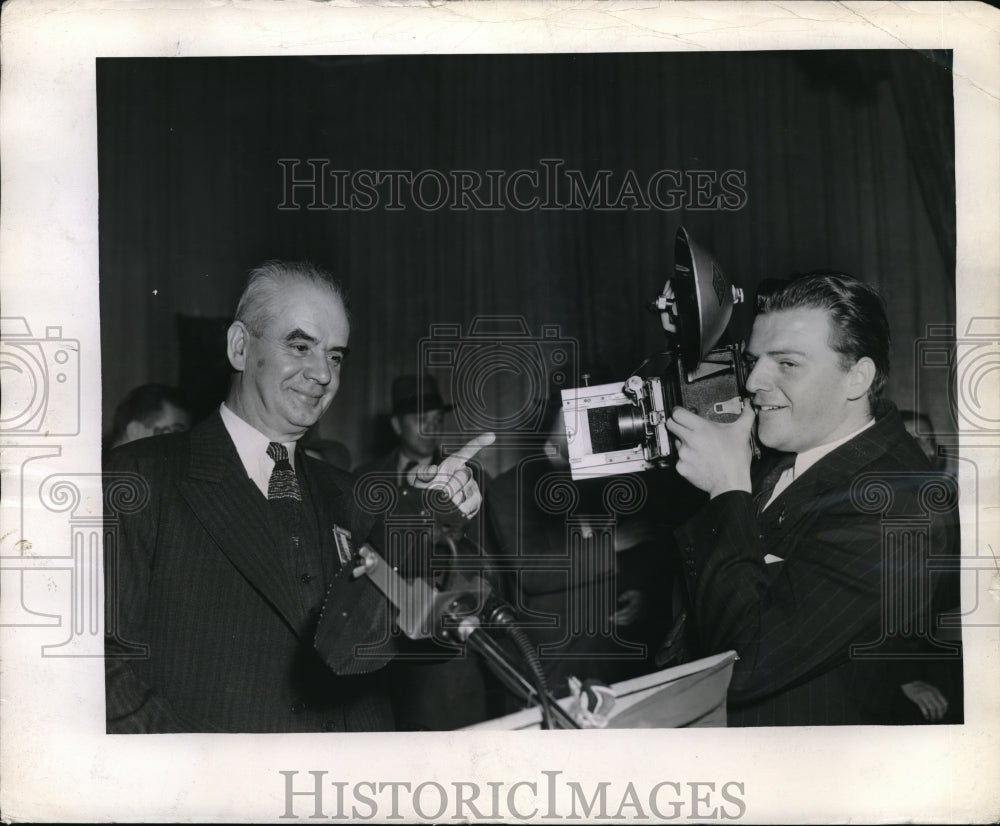 1942 Press Photo Phillip Murray Poses for Son Joseph Murray for Photograph - Historic Images