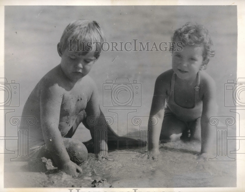 1933 Press Photo James E Yonge, Anne R Goodwin at Roney Plaza hotel in Fla. - Historic Images