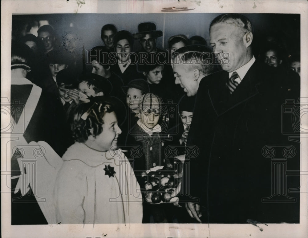 1937 Press Photo American Children in Berlin Sing For Retired Ambassador Dodd - Historic Images