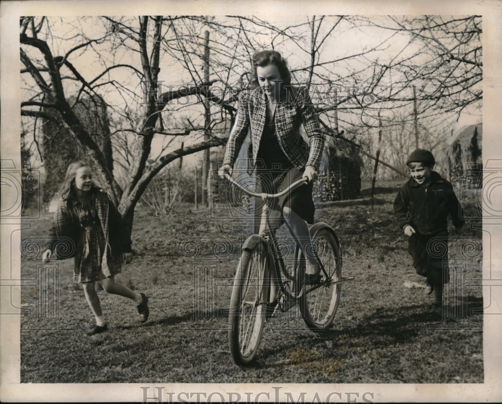 1939 Wife &amp; Children Of William O. Douglas Exchange Chairman - Historic Images