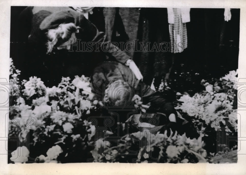 1944 Mourner Over Graves of 27 Maquis Executed in St. Pol De Leon - Historic Images