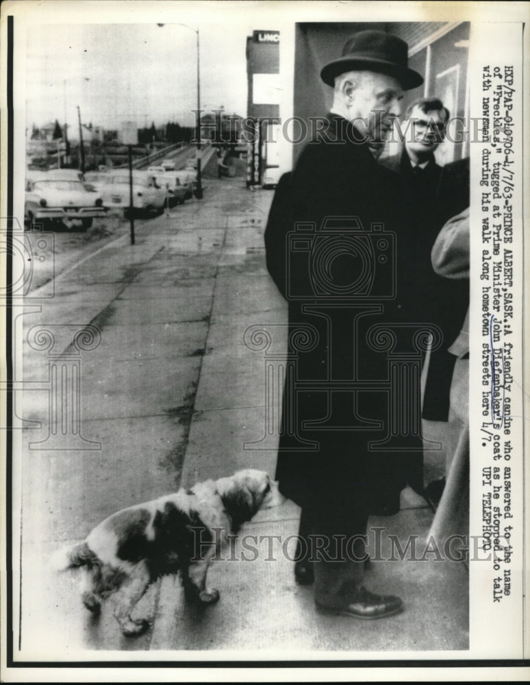 1963 Press Photo &quot;Frekles&quot; tugged at Prime Minister John Diefenbaker&#39;s coat at-Historic Images