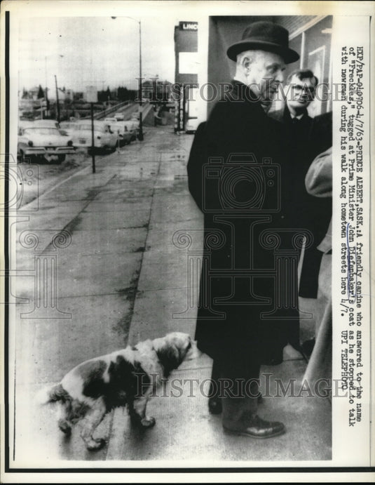 1963 Press Photo "Frekles" tugged at Prime Minister John Diefenbaker's coat at-Historic Images