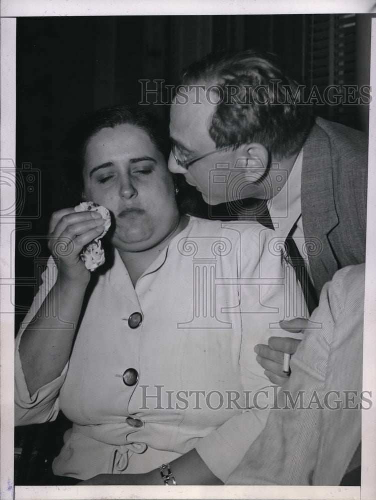 1946 Press Photo Mrs. Venetia Sarelas Doukes Consoled Senate Committee Hearing - Historic Images