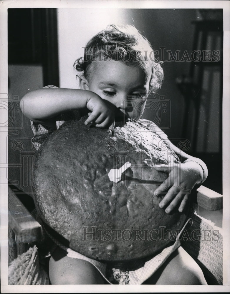 1952 Press Photo One year old Ornella eating her birthday cake - Historic Images