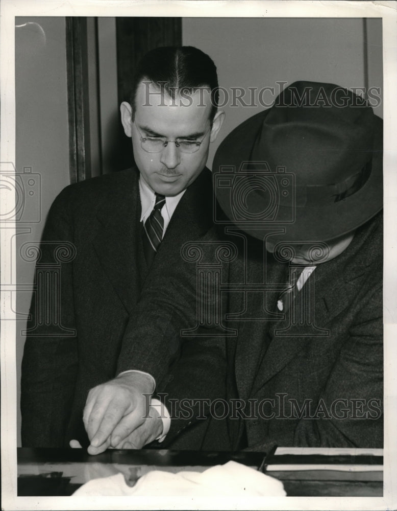 1940 Press Photo Dr. Carroll P. Hungate fingerprints taken by an unidentified - Historic Images