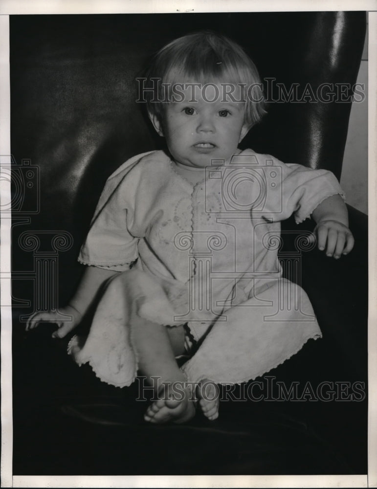 1934 Press Photo Patricia Farmer in Los Angeles receiving hospital after she had - Historic Images