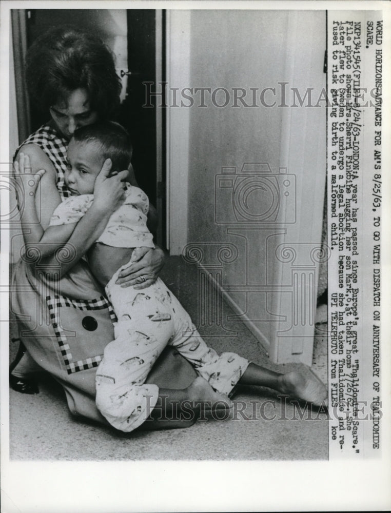 1963 Actress Sherri Finkbine hug his son Mark at their home. - Historic Images