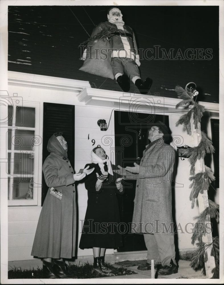 1953 Press Photo Santa display at home of Mr.Allen Sutchiffe.-Historic Images