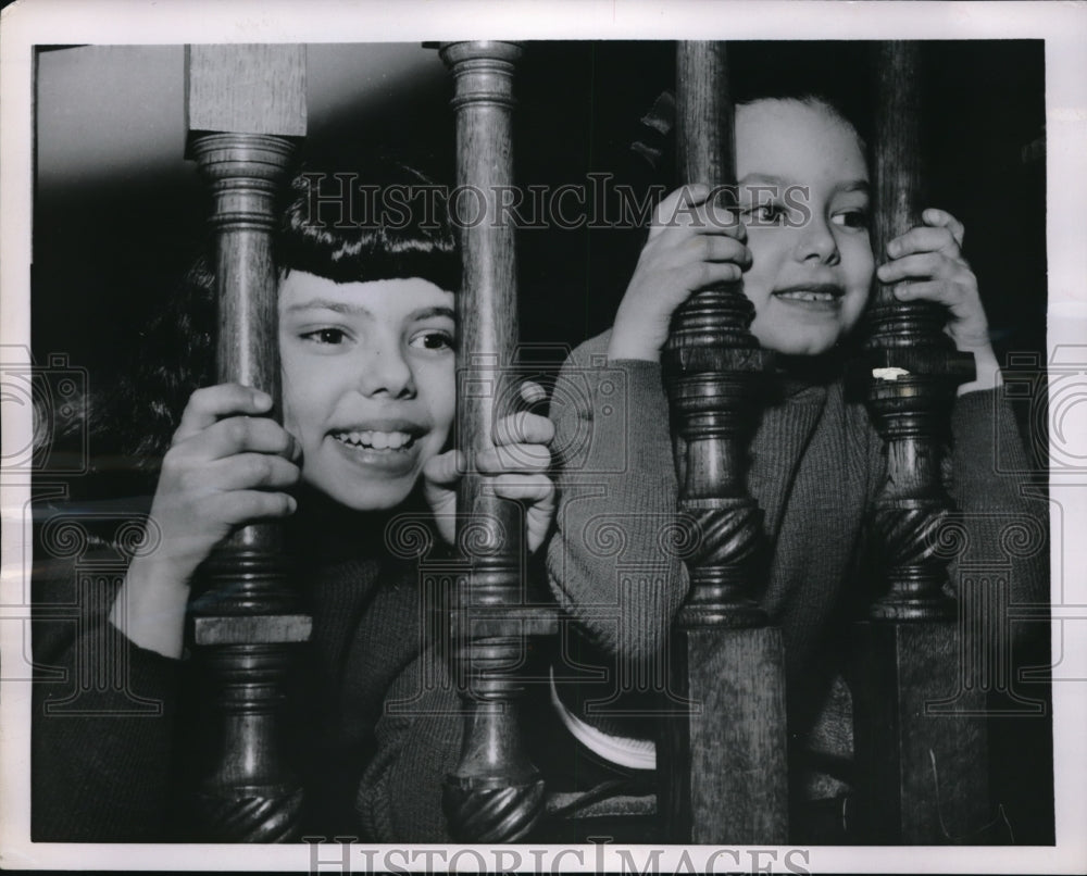 1955 Press Photo Anna Ines &amp; Mercedes By Stair Bannister Peeking On Party - Historic Images