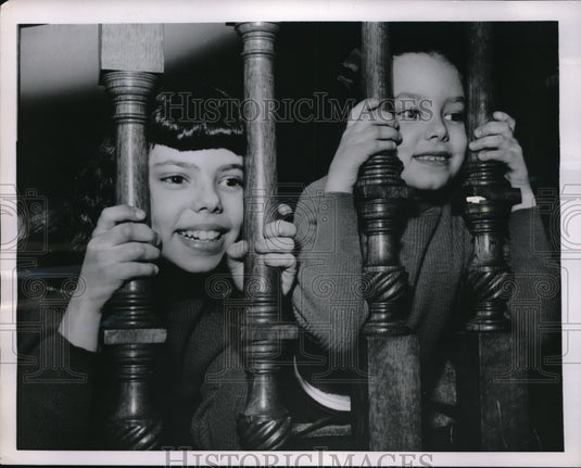 1955 Press Photo Anna Ines & Mercedes By Stair Bannister Peeking On Party - Historic Images