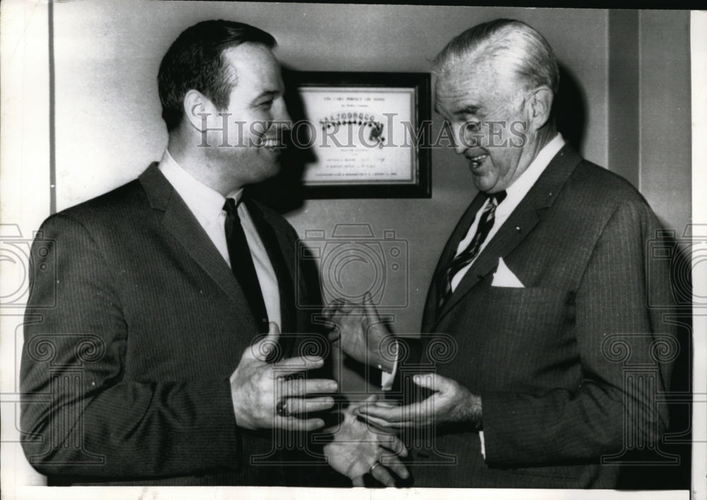 1970 Press Photo Former linebacker Sam Huff of the Washington Redskins chats w/ - Historic Images