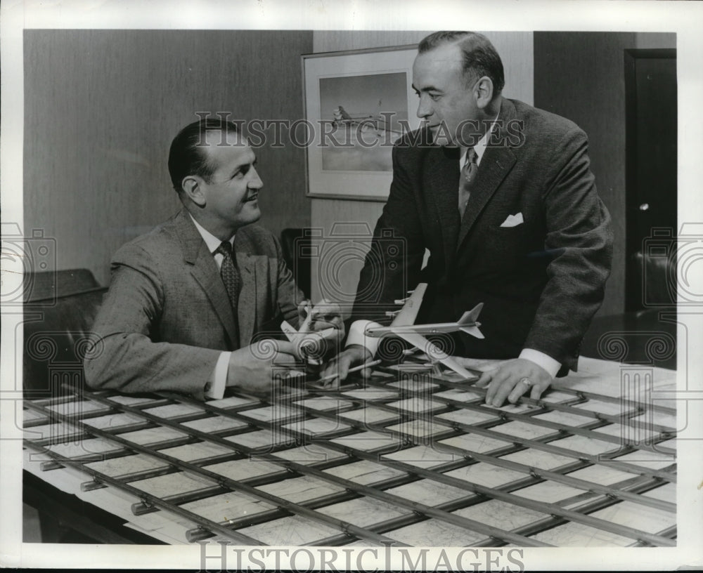 1958 Press Photo Dist. Mgr. of Oper Walter Longnecker &amp; AVP of Sales of American - Historic Images