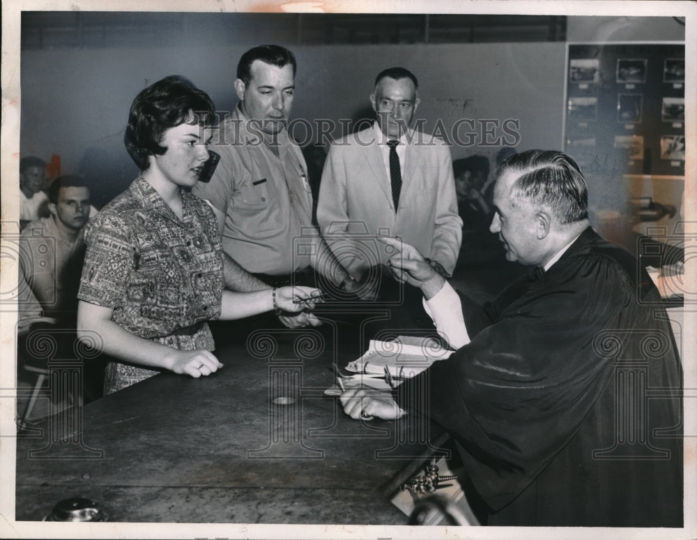 1962 Press Photo Judith Bassett, Sgt. Hal Shibley, L.T. Von Luhrte, Judge Geo. P - Historic Images