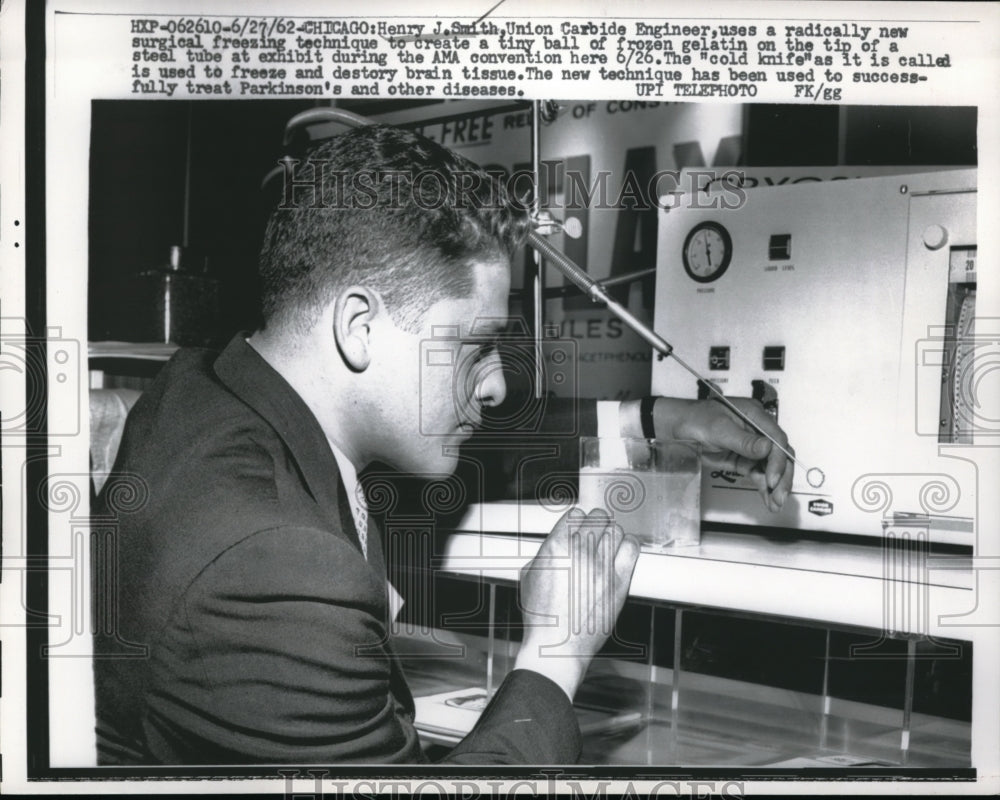 1962 Henry J. Smith, Union Carbide Engineer, uses a radically new - Historic Images