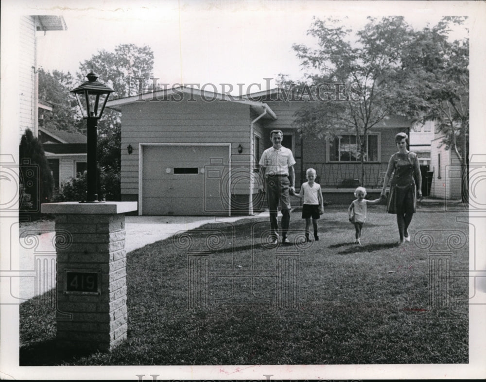 1967 Press Photo E. R. Yoskovich family home 419 E. 416 St. - Historic Images