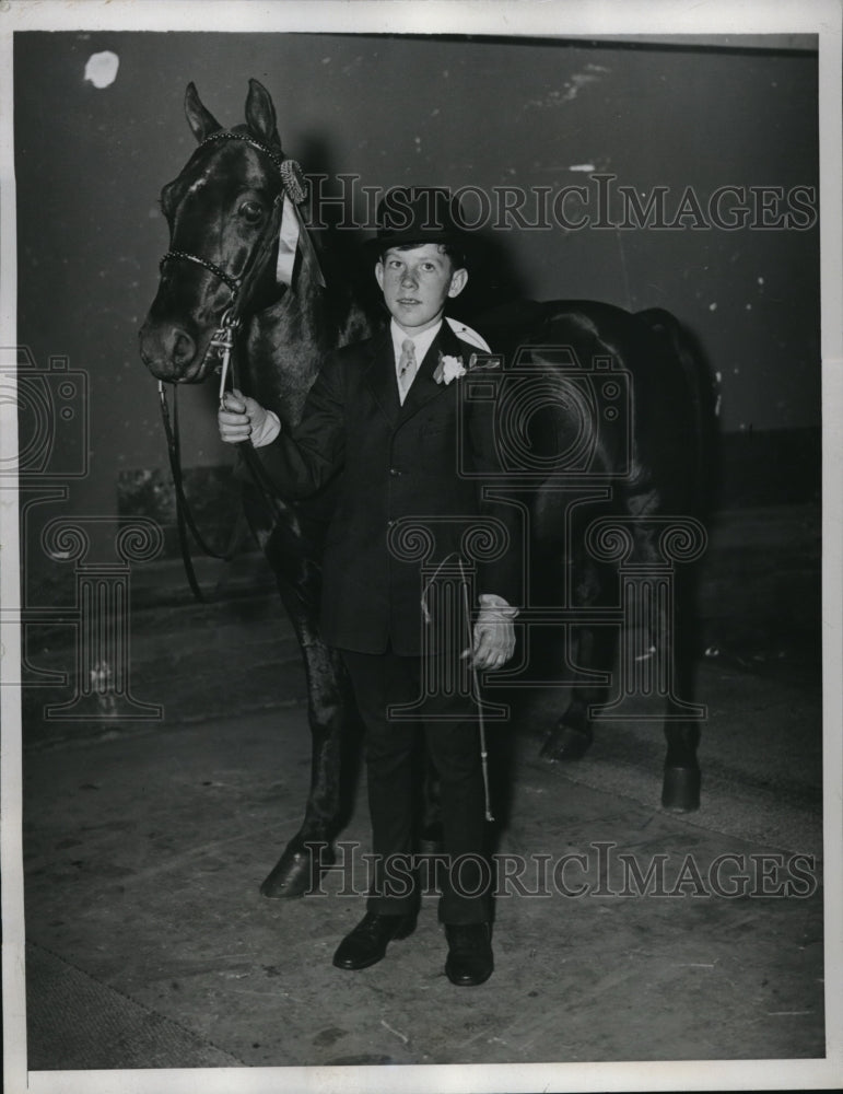 1933 Press Photo Walton P Davis Horse Show Blue Ribbon Winner - Historic Images