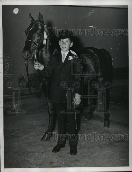 1933 Press Photo Walton P Davis Horse Show Blue Ribbon Winner - Historic Images