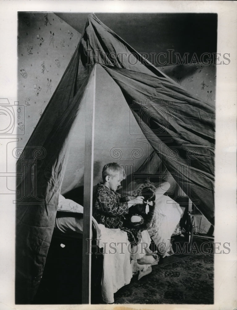 1944 Press Photo Mickey Schwartz Got a Tent for Christmas &amp; Put it in His Room - Historic Images