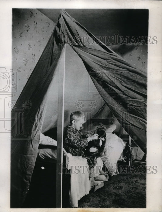1944 Press Photo Mickey Schwartz Got a Tent for Christmas & Put it in His Room - Historic Images