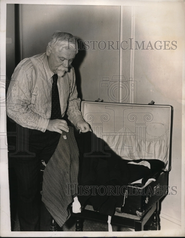 1940 Press Photo Richard Hofer Director Of Quilmes Brewery Prepares For - Historic Images