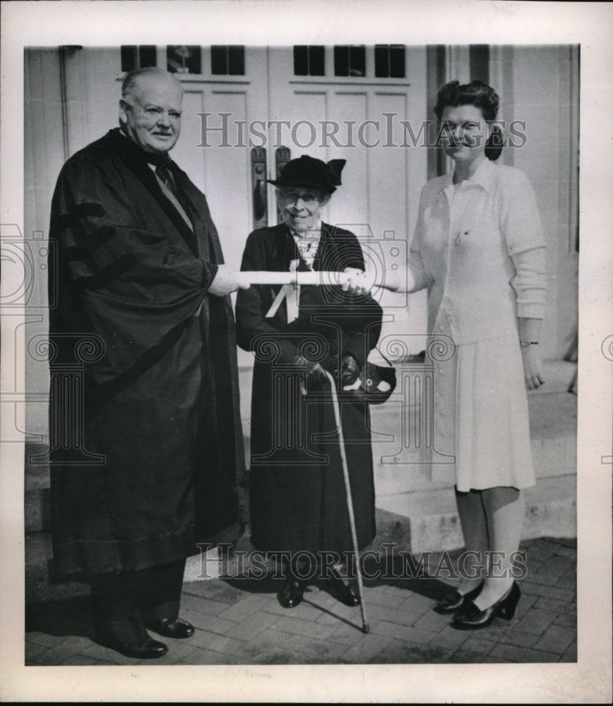 1945 Press Photo Wilson College, Pa Ex Pres, H. Hoover, P Wilson, F Witherspoon-Historic Images