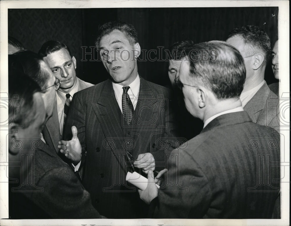 1943 Press Photo Natl. League Pres.Ford Frick speak with reporters. - Historic Images