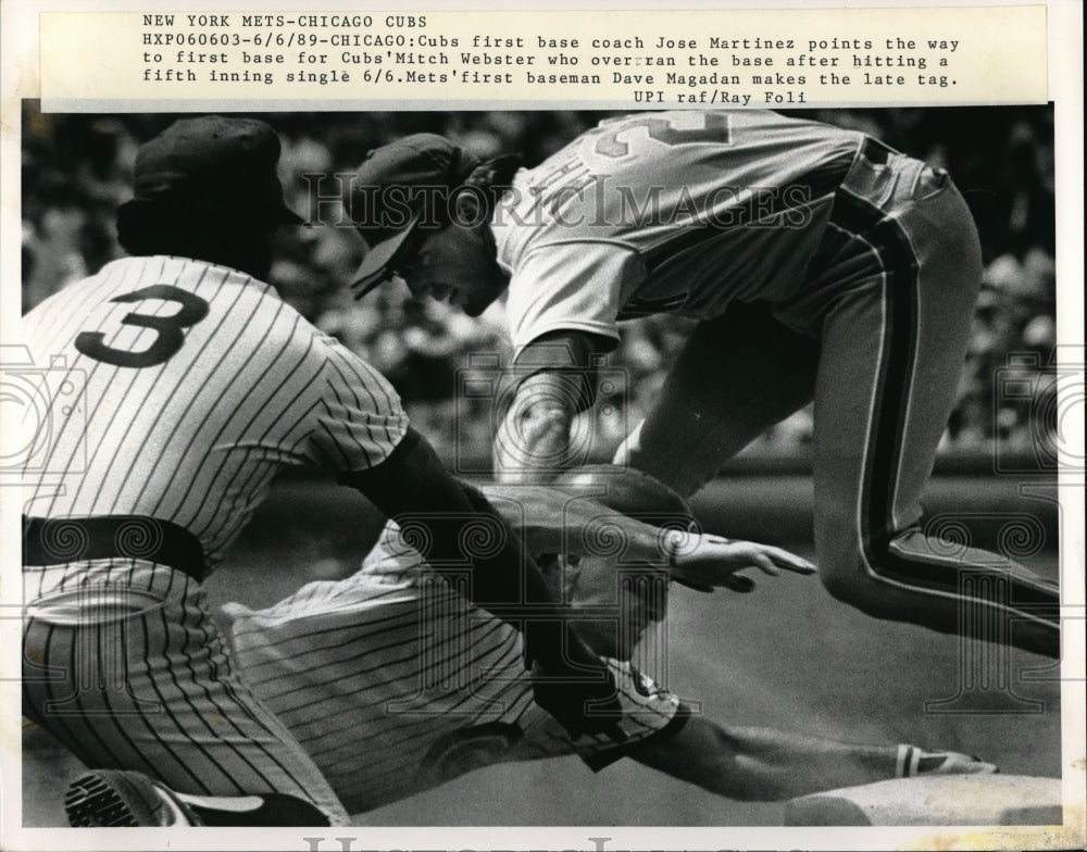 1989 Press Photo Cubs coach Jose Martinez directs Mitch Webster to 1st base - Historic Images