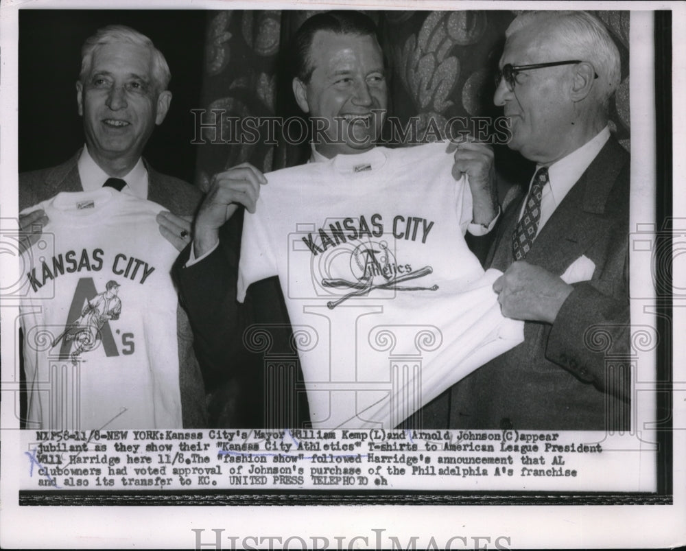 1954 Press Photo Kansas Mayor William Kemp show his Kansas City Athletic T-Shirt - Historic Images