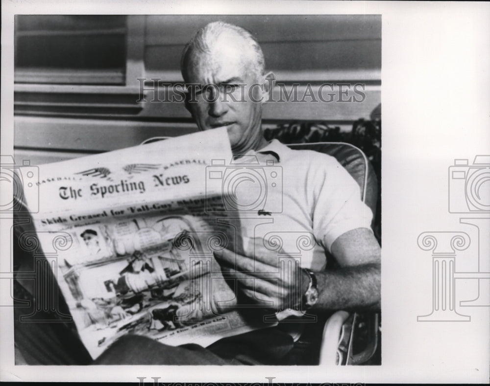1960 Press Photo Bill Rigney, Former San Francisco Giant Manager Reading Paper - Historic Images