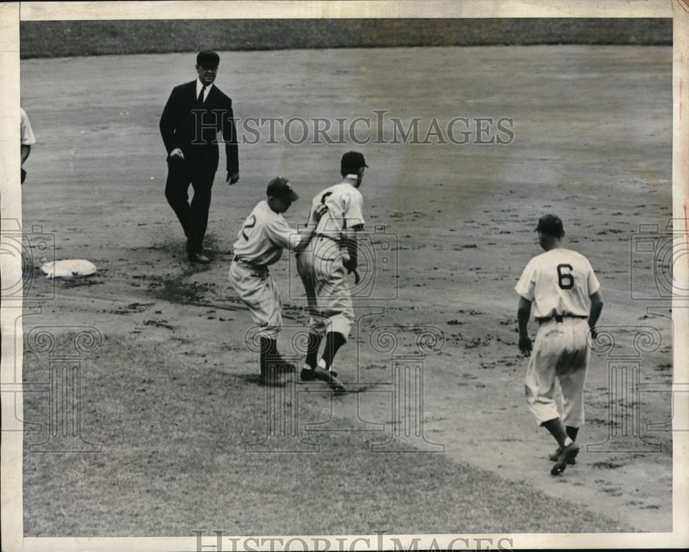 1944 Press Photo Boston Left Fielder Max Macon Tagged Out By Dodger Ed Stankey - Historic Images