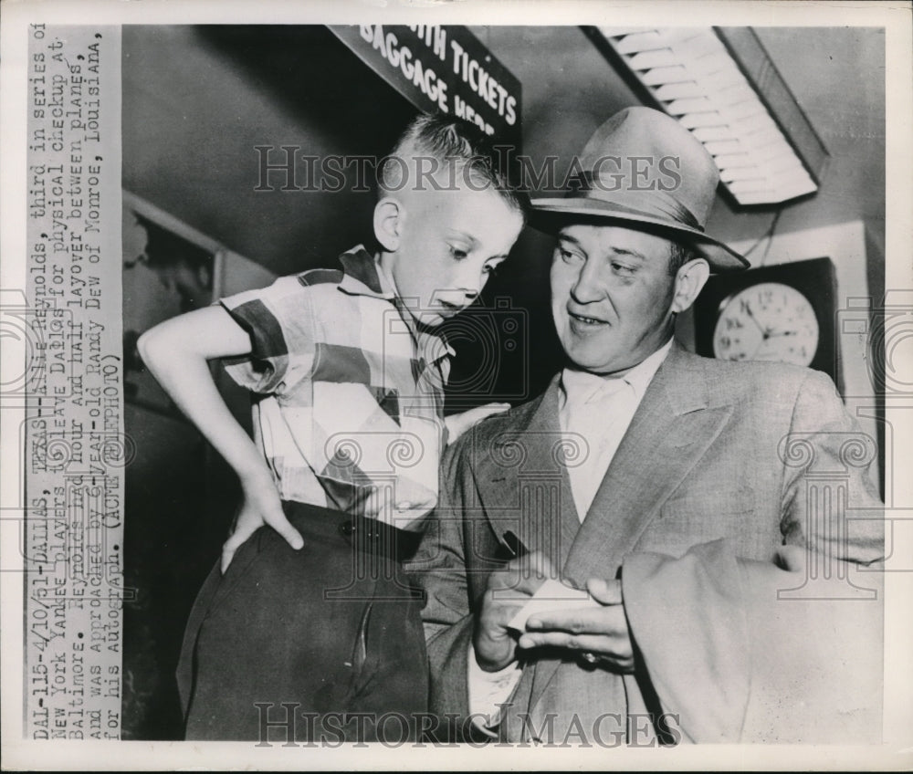 1951 Press Photo Yankee Allie Reynolds Signs Autograph For Randy Dew - Historic Images