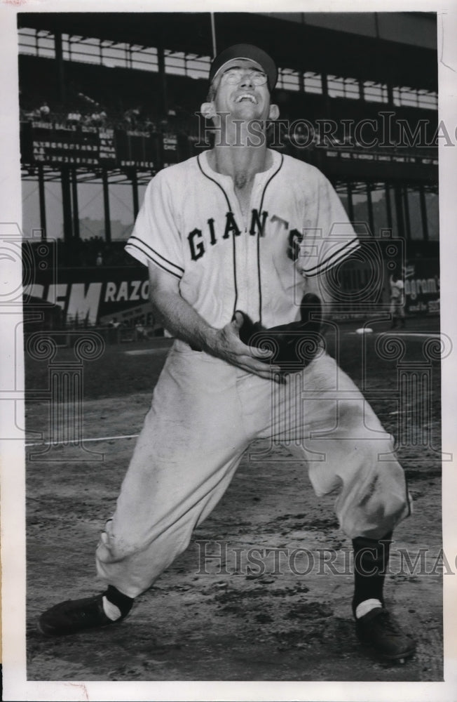 1947 Press Photo New York Giants Second Baseman Bill Rigney Catches Fl ...