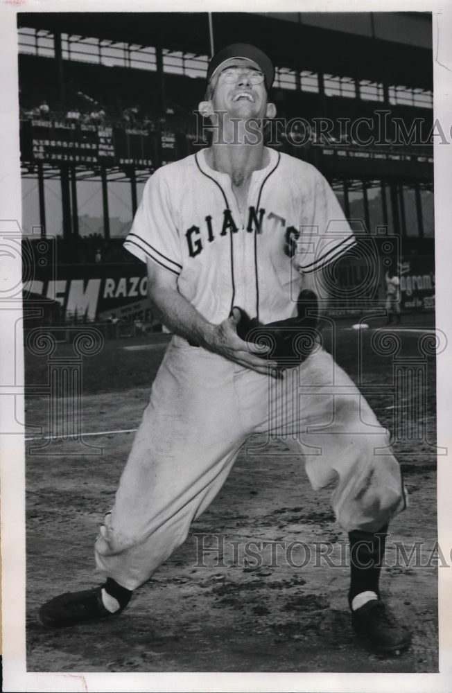1947 Press Photo New York Giants Second Baseman Bill Rigney Catches Fly Ball - Historic Images