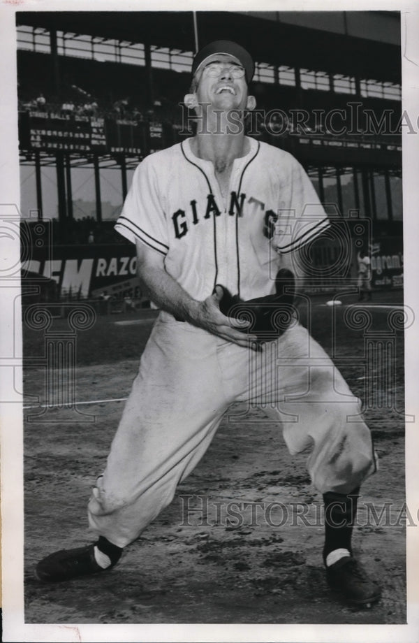 1947 Press Photo New York Giants Second Baseman Bill Rigney Catches Fl ...
