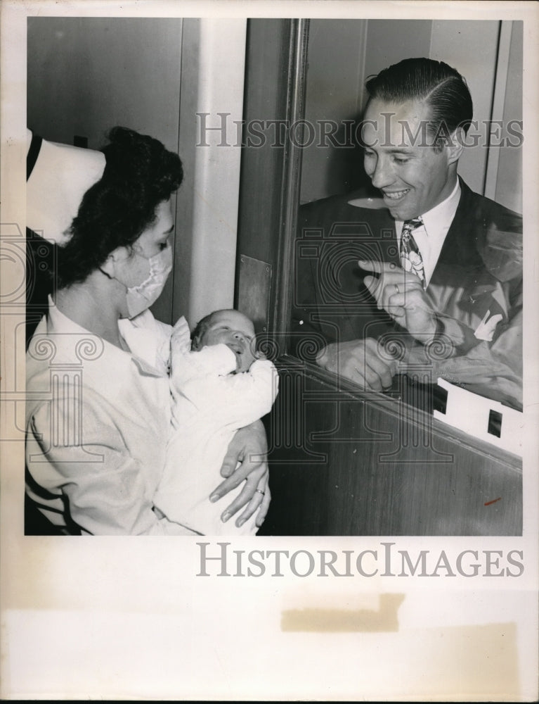 1950 Press Photo Bob Feller of the Indians with his new born child. - Historic Images