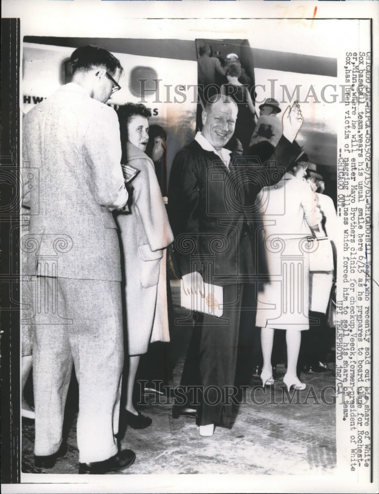 1961 Press Photo Chicago White Sox Bill Veeck Preparing To Board Plane - Historic Images