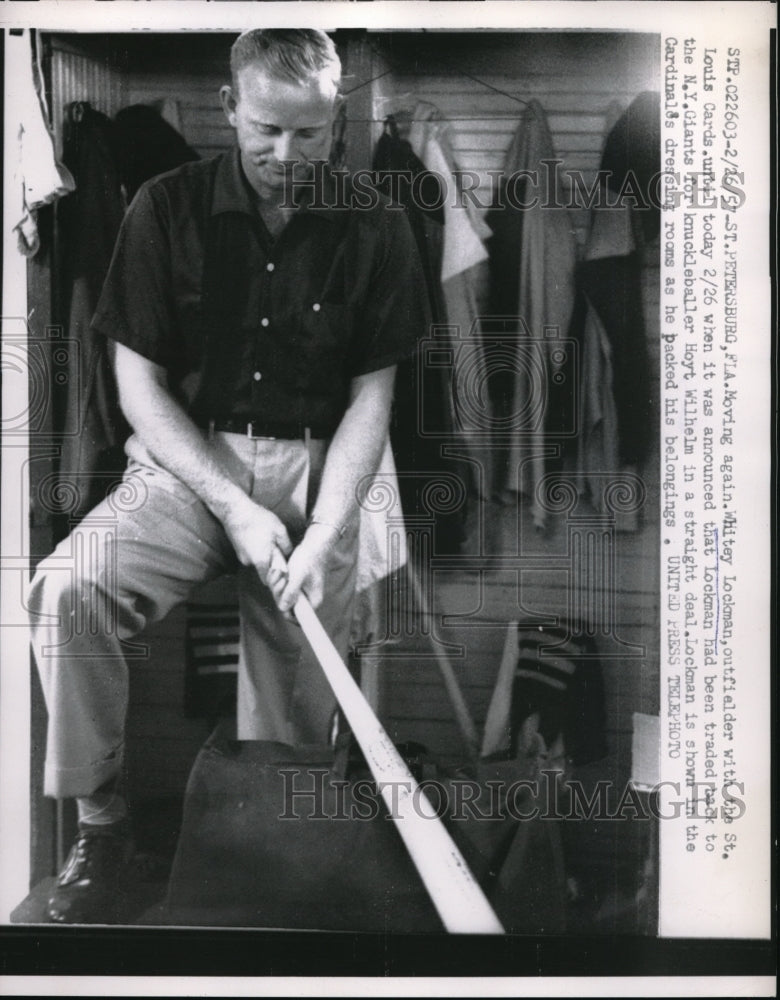 1957 Press Photo Whitney Lockman, St.Louis Cardinals Outfielder in Dressing Room-Historic Images