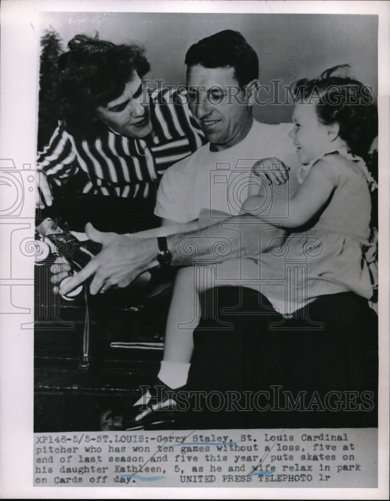 1952 Press Photo St.Louis Cardinals Pitcher Gerry Staley with his Family. - Historic Images