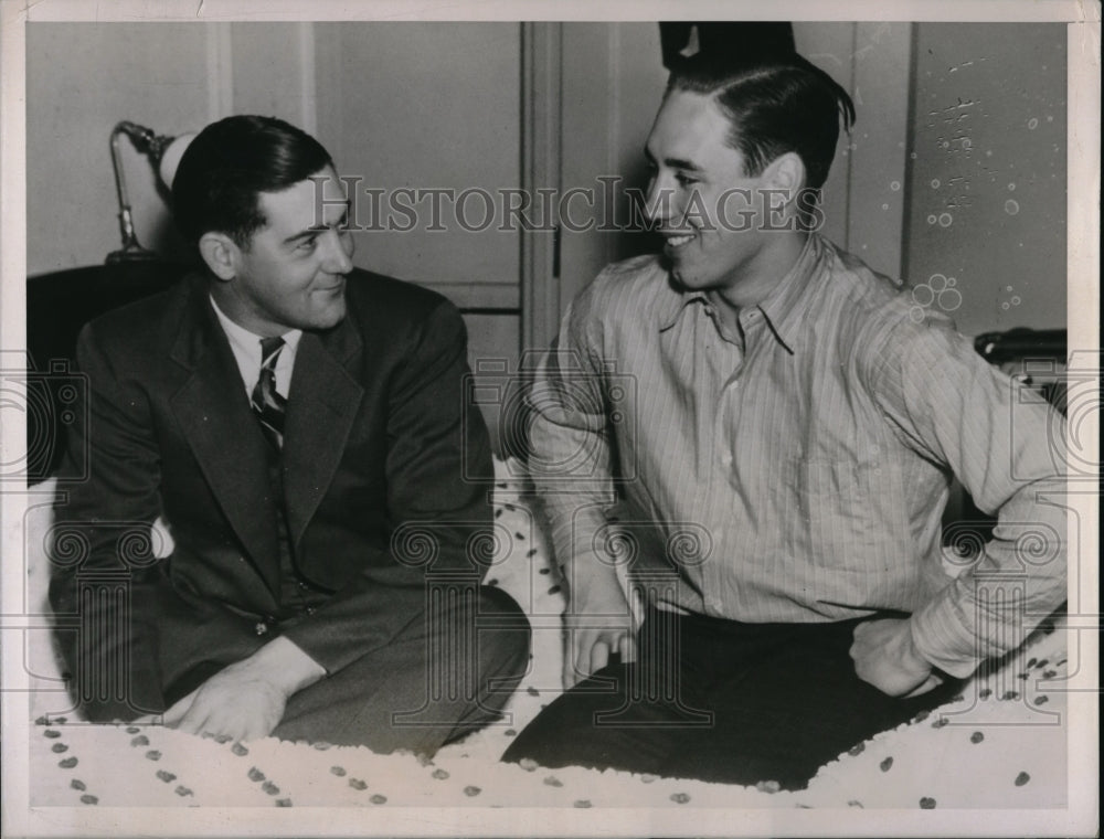 1938 Cleveland Indians Pitcher Bob Feller & Herb Hemsley In Hotel - Historic Images