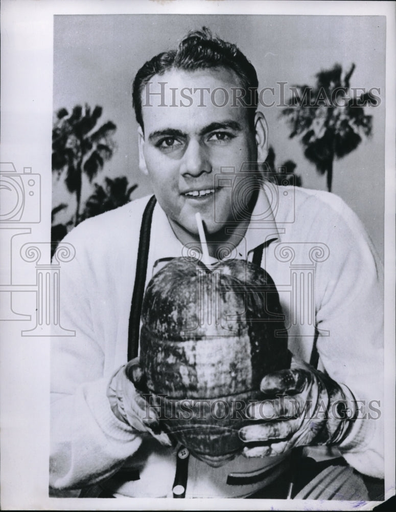 1960 Press Photo Chicago White Sox Bob Shaw Sips Coconut Juice - Historic Images