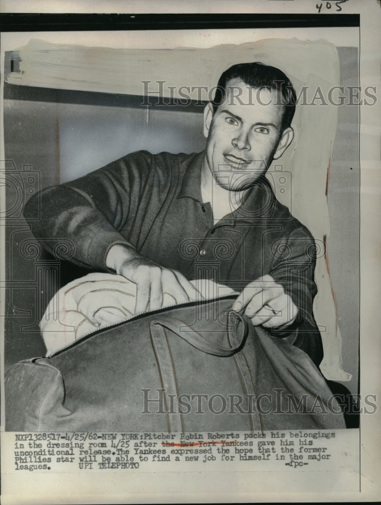 1962 Press Photo New York Yankees Pitcher Robin Roberts Packs Belongings - Historic Images