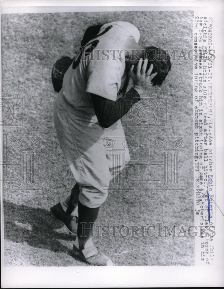 1961 Press Photo Phillies Pitcher Robin Roberts hold his head after ball hit off - Historic Images