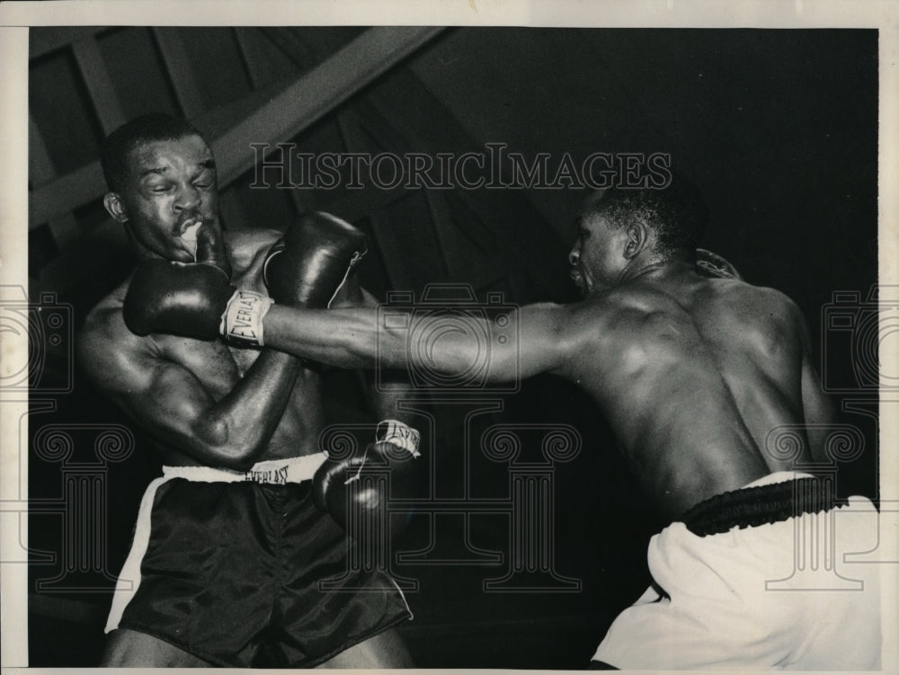 1953 Press Photo Orlando Zulueta Hits Bud Smith in Mouth in Brooklyn - neb37531 - Historic Images