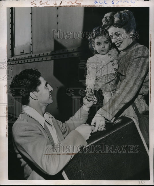 1946 Press Photo Phil Rizzuto Yankees Shortstop greets family in Florida-Historic Images