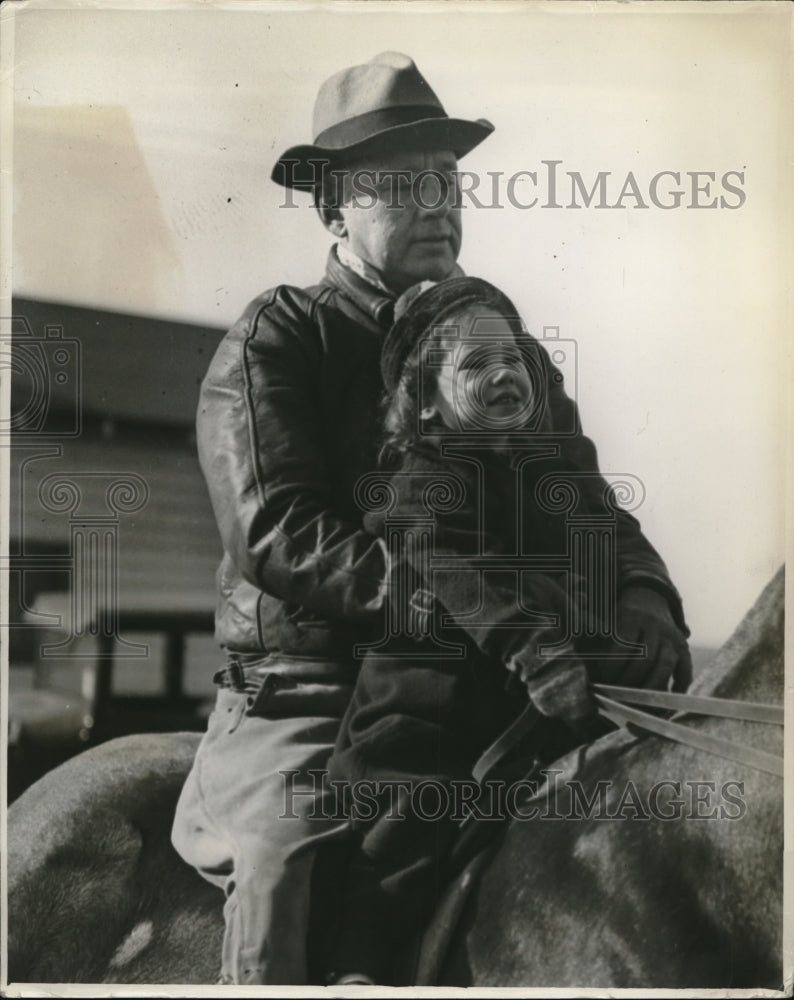 1936 Press Photo Governor Albert Landon and daughter Nancy ride a horse - Historic Images