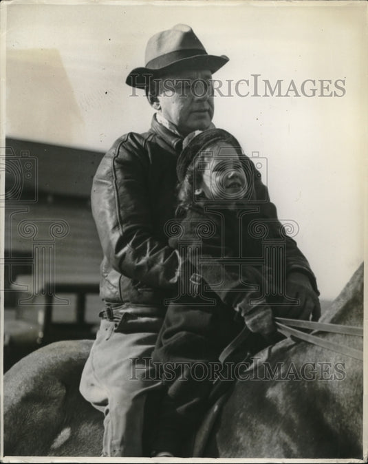 1936 Press Photo Governor Albert Landon and daughter Nancy ride a horse - Historic Images