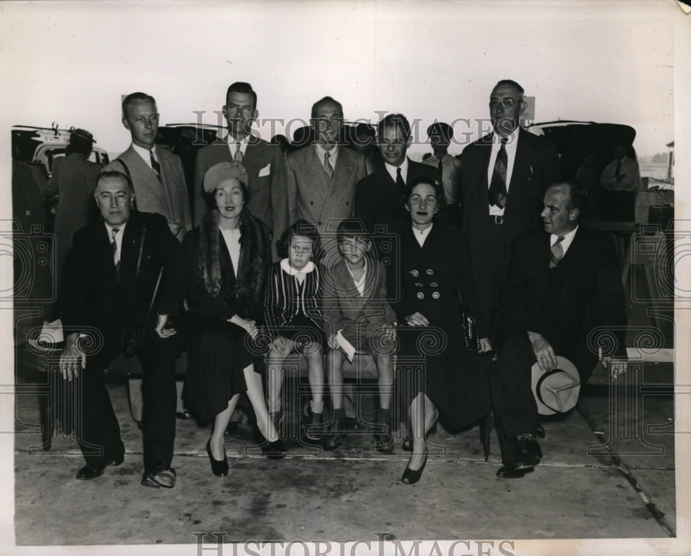 1939 Press Photo Group of Americans return home from Europe aboard Dixie Clipper - Historic Images