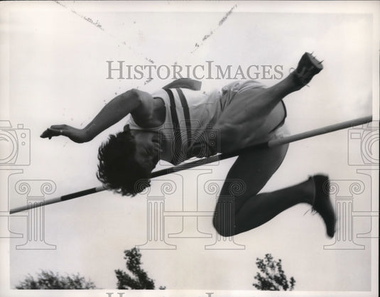 1961 Press Photo Bruges, Belgium U.K. Thelma Hopkins in high jump-Historic Images